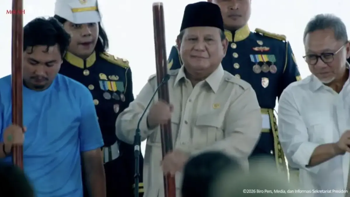 Presiden Prabowo Subianto saat melakukan seremonial dalam Panen Raya dan Pengumuman Swasembada Pangan, Karawan