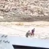 Tangkapan layar video viral personel TNI selamatkan warga Aceh Tengah yang jatuh dari sling. (Istimewa)