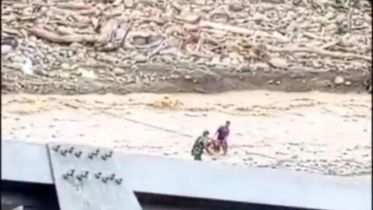 Tangkapan layar video viral personel TNI selamatkan warga Aceh Tengah yang jatuh dari sling. (Istimewa)