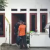 Polres Metro Jakarta Utara telah mengevakuasi empat anggota keluarga dari dalam rumah di Warakas, Tanjung Prio