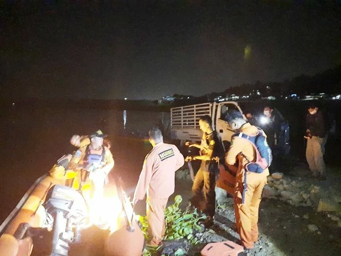 Tersangkut Eceng Gondok, 20 Orang Dewasa 3 Anak Terjebak di Waduk Jatiluhur